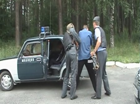 В Северске подвыпившие мужчины стреляли из ружья с балкона В Северске подвыпившие мужчины стреляли из ружья с балкона