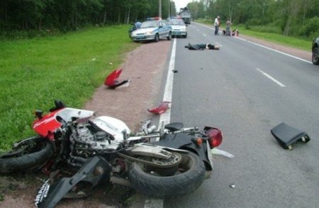 Водитель автомобиля не пропустил мотоцикл: двое раненых Водитель автомобиля не пропустил мотоцикл: двое раненых