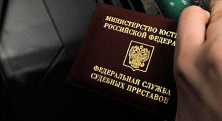 Женщина спряталась от судебных приставов в диване Женщина спряталась от судебных приставов в диване