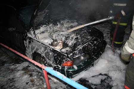 Поджоги продолжаются. Во дворе дома сгорел BMW Поджоги продолжаются. Во дворе дома сгорел BMW