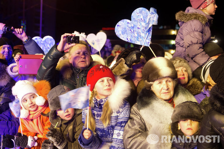 Огонь Паралимпиады в Северске: аншлаг на центральном проспекте Огонь Паралимпиады в Северске: аншлаг на центральном проспекте