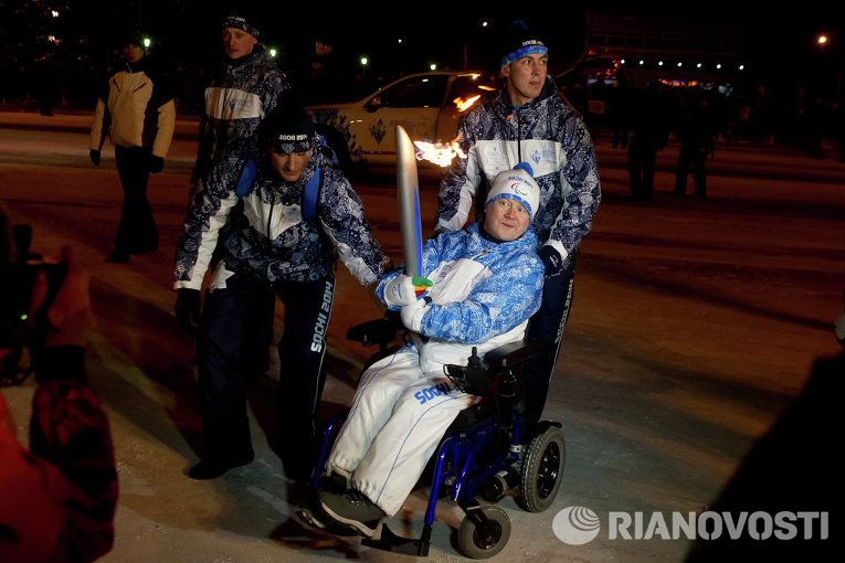 Огонь Паралимпиады в Северске: аншлаг на центральном проспекте Огонь Паралимпиады в Северске: аншлаг на центральном проспекте