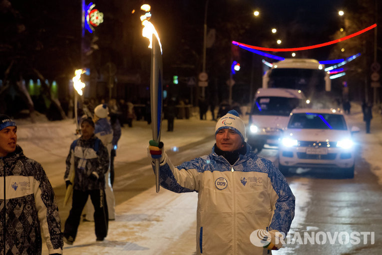 Огонь Паралимпиады в Северске: аншлаг на центральном проспекте Огонь Паралимпиады в Северске: аншлаг на центральном проспекте