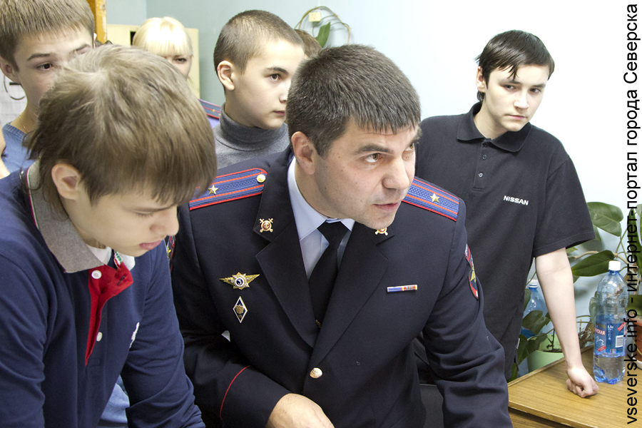 Школьники познакомились с работой полицейских Школьники познакомились с работой полицейских