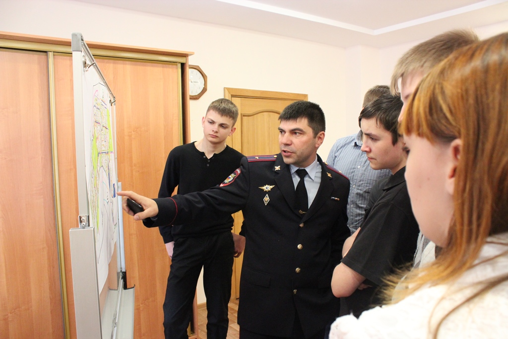 Школьники познакомились с работой полицейских Школьники познакомились с работой полицейских