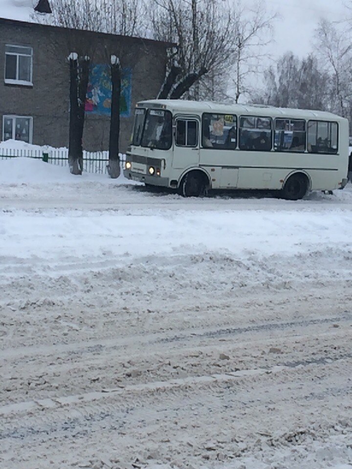 Пассажиры 442 помогают автобусу выехать с остановки Пассажиры 442 помогают автобусу выехать с остановки