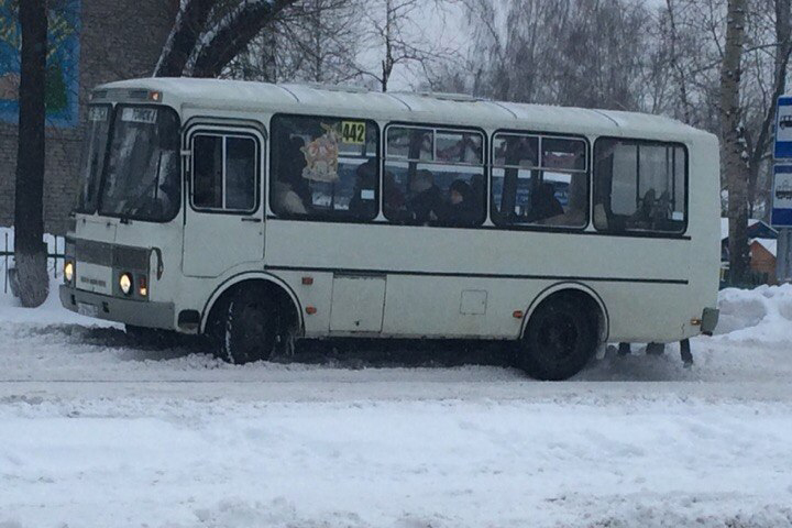 Пассажиры 442 помогают автобусу выехать с остановки Пассажиры 442 помогают автобусу выехать с остановки