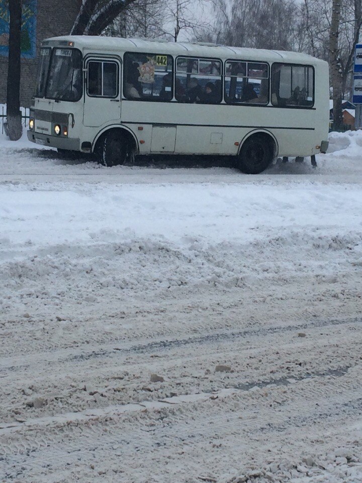 Пассажиры 442 помогают автобусу выехать с остановки Пассажиры 442 помогают автобусу выехать с остановки