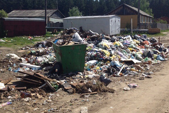 Свалка мусора в жилой зоне п.Самусь Свалка мусора в жилой зоне п.Самусь
