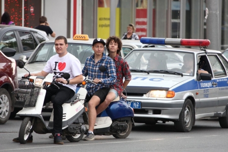 Владельцев мопедов и скутеров обязали получать права Владельцев мопедов и скутеров обязали получать права