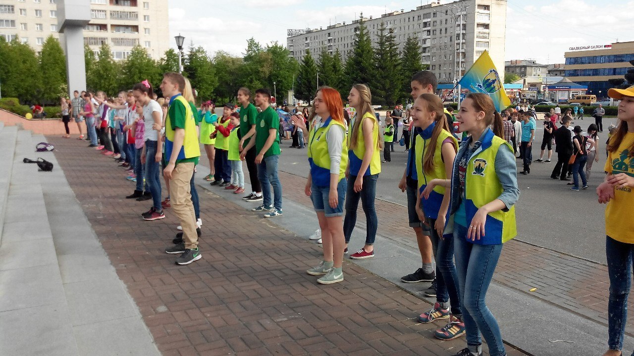 По городу прошел профилактический марш, во время которого можно было обменять сигарету на конфету По городу прошел профилактический марш, во время которого можно было обменять сигарету на конфету