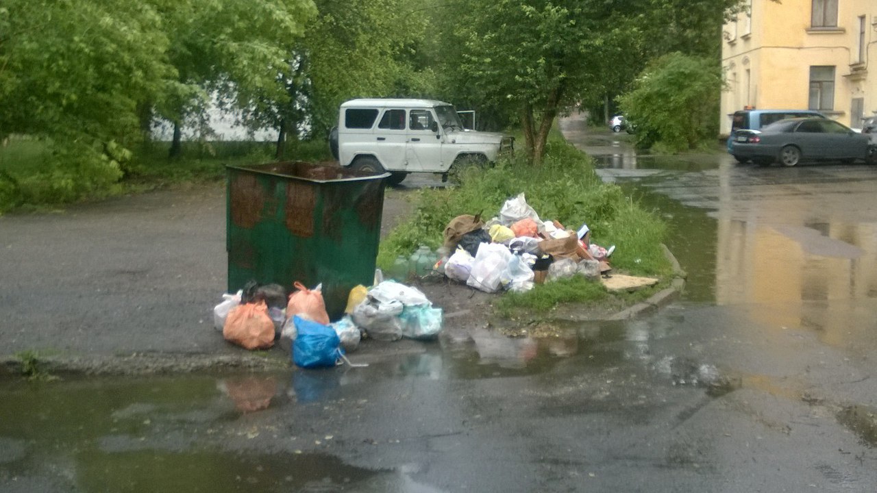 Бак пустой, а вокруг мусор Бак пустой, а вокруг мусор