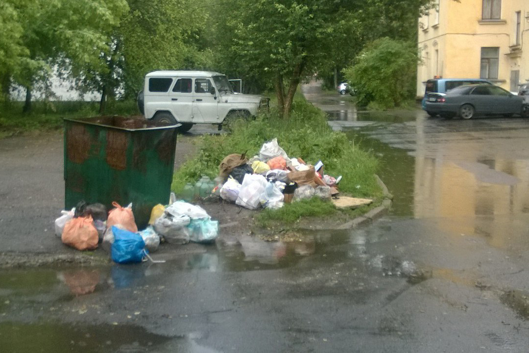 Бак пустой, а вокруг мусор Бак пустой, а вокруг мусор
