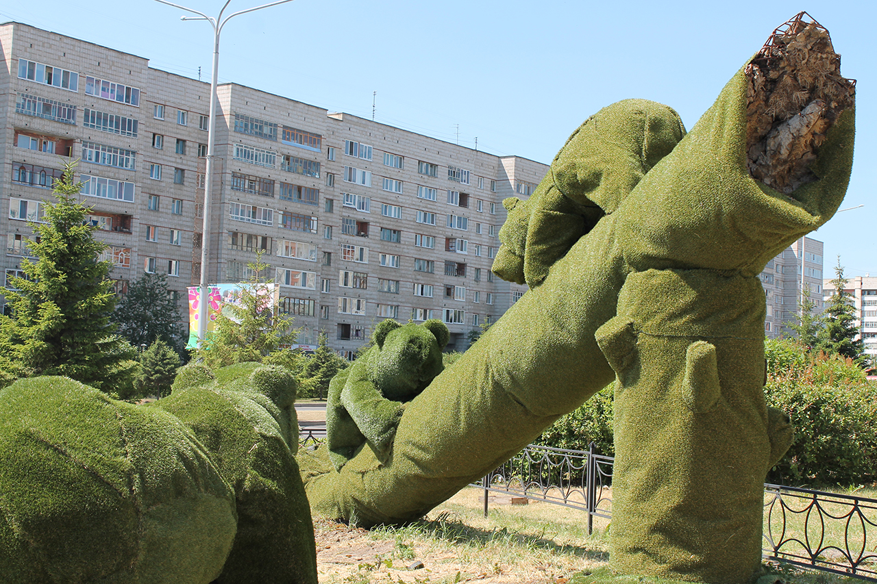 Мишек одели в искусственное покрытие Мишек одели в искусственное покрытие