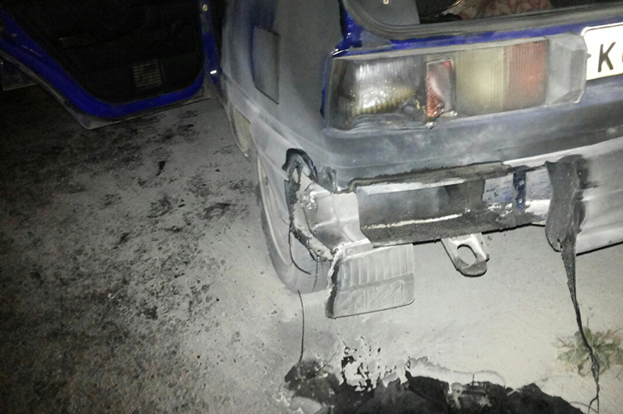 Таксист потушил подожженный автомобиль Таксист потушил подожженный автомобиль
