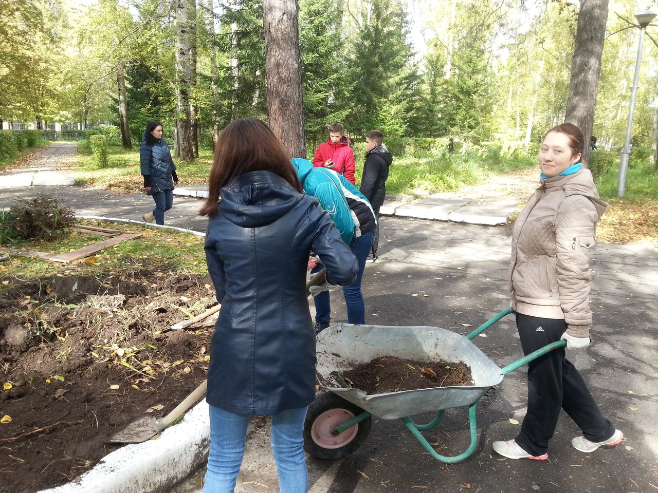 Студенты приняли участие в субботнике в сквере у памятника «Усмирившим пламя Чернобыля» Студенты приняли участие в субботнике в сквере у памятника «Усмирившим пламя Чернобыля»