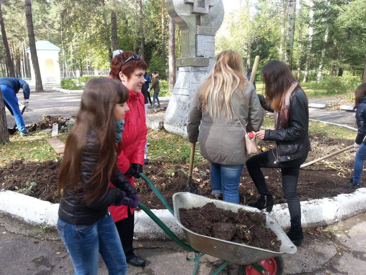 Студенты приняли участие в субботнике в сквере у памятника «Усмирившим пламя Чернобыля» Студенты приняли участие в субботнике в сквере у памятника «Усмирившим пламя Чернобыля»
