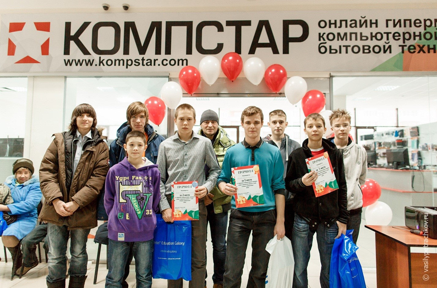 Школьники посоревновались в скоростной сборке компьютеров Школьники посоревновались в скоростной сборке компьютеров