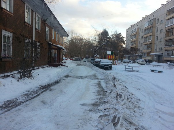 Вот так чистят дворы Вот так чистят дворы