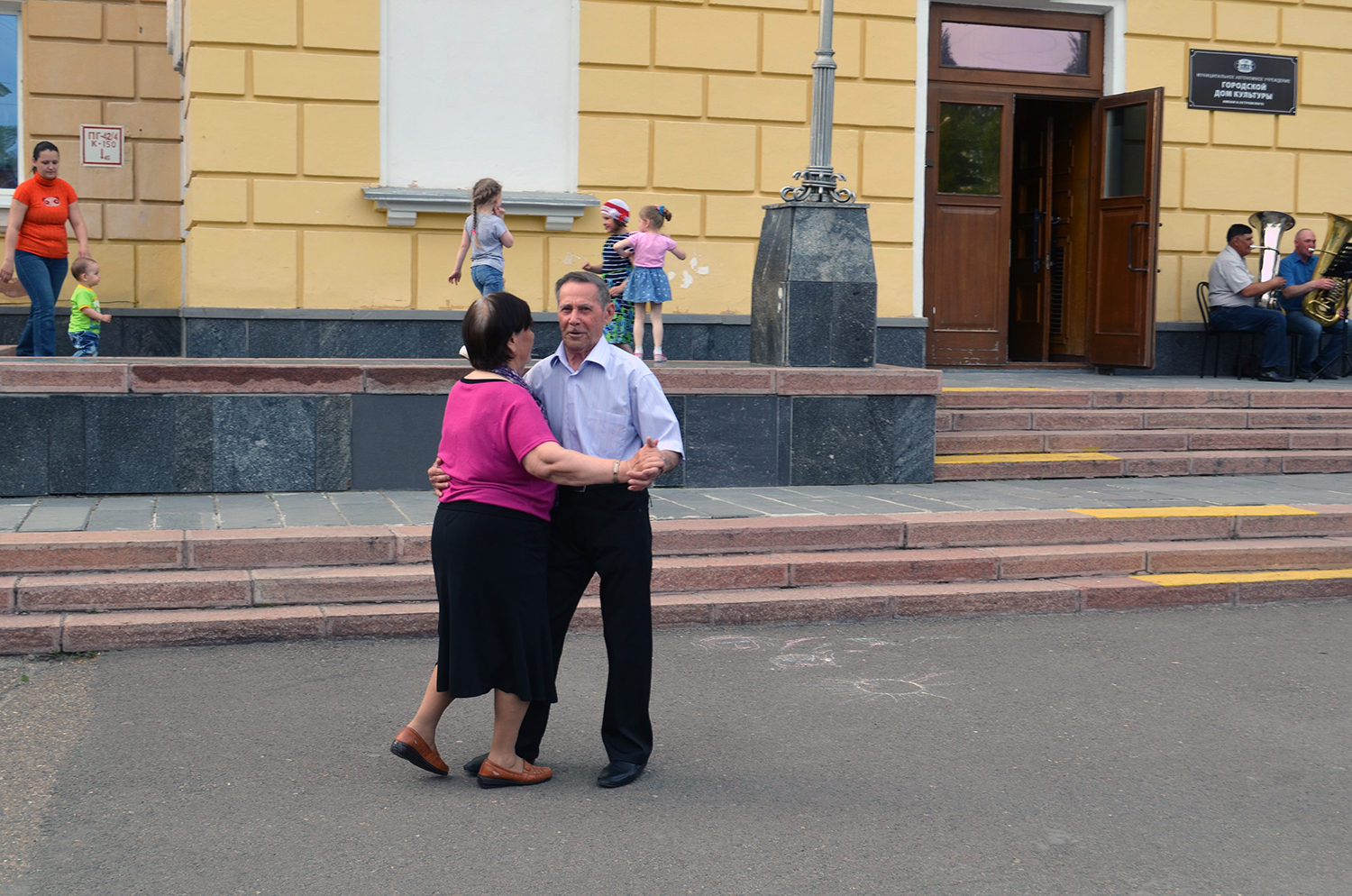 Под звуки духового оркестра Под звуки духового оркестра
