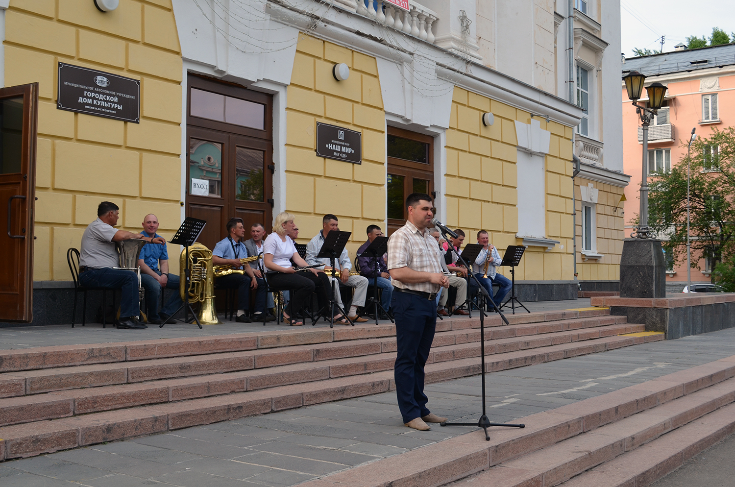 Под звуки духового оркестра Под звуки духового оркестра