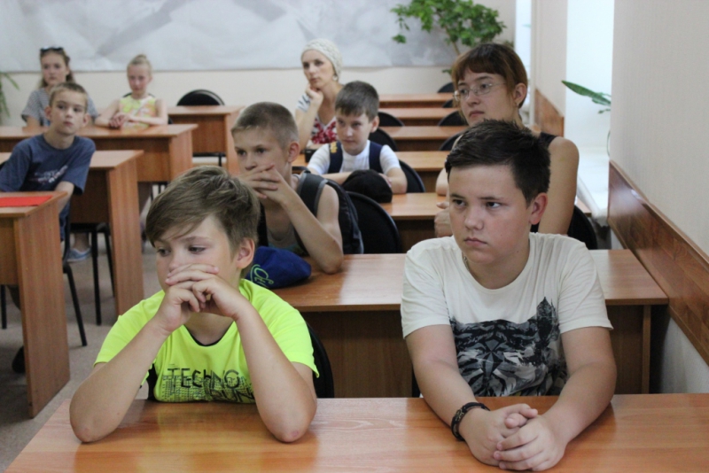 Общественники совместно с полицейскими провели экскурсию для школьников Общественники совместно с полицейскими провели экскурсию для школьников