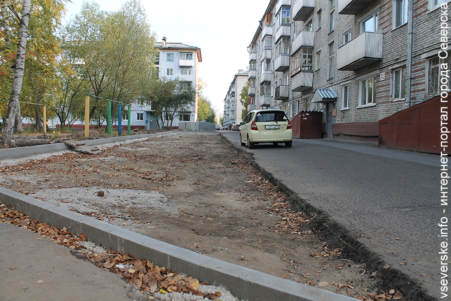 Парковка на Коммунистическом, 105 появится через две недели Парковка на Коммунистическом, 105 появится через две недели