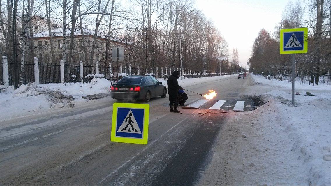 В Северске нанесли дорожную разметку на ледяную дорогу В Северске нанесли дорожную разметку на ледяную дорогу