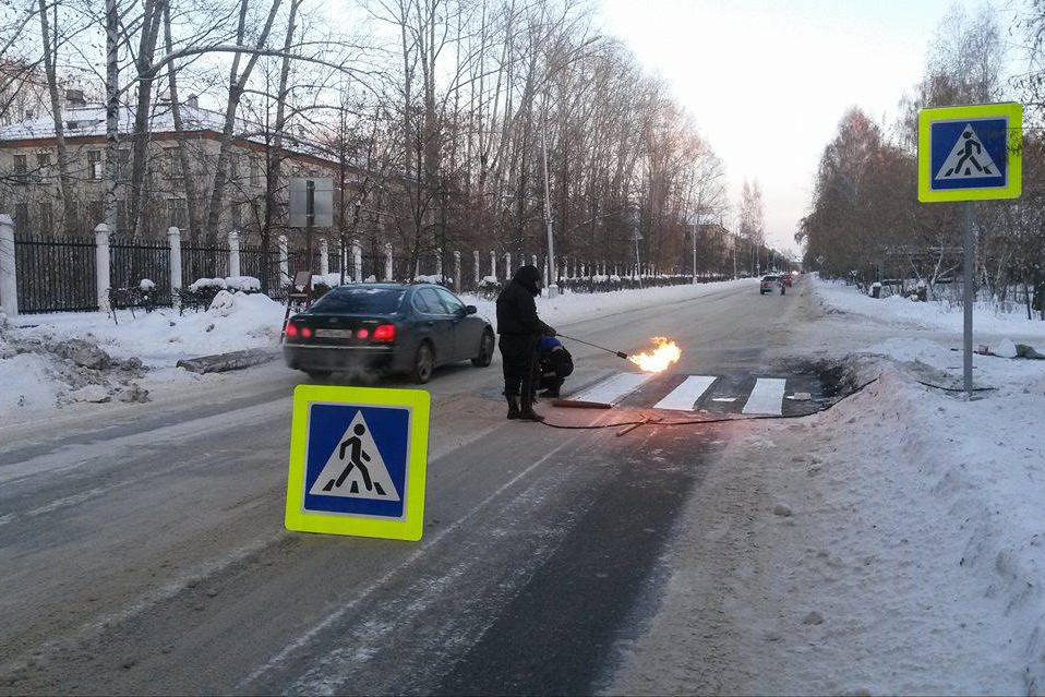 В Северске нанесли дорожную разметку на ледяную дорогу В Северске нанесли дорожную разметку на ледяную дорогу