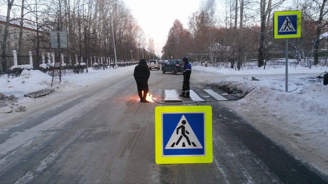 В Северске нанесли дорожную разметку на ледяную дорогу В Северске нанесли дорожную разметку на ледяную дорогу
