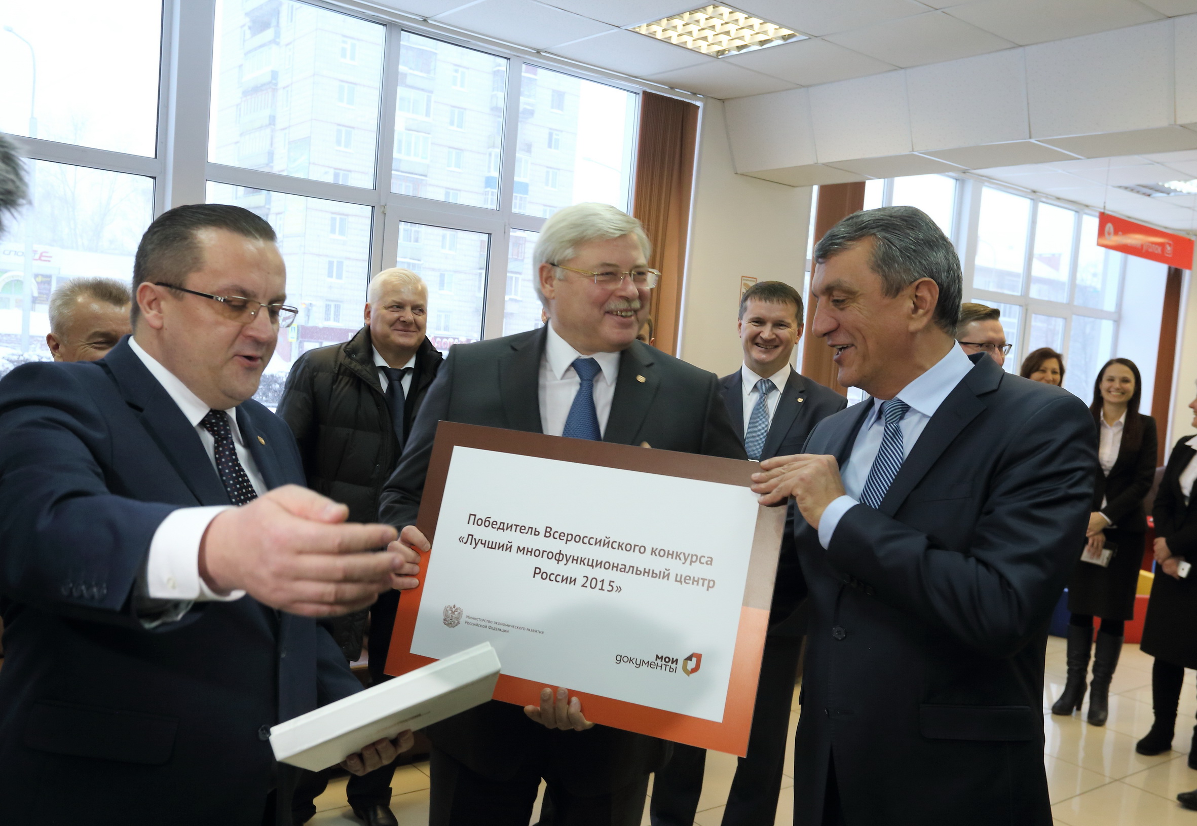 Губернатор провел экскурсию в лучшем российском МФЦ Губернатор провел экскурсию в лучшем российском МФЦ
