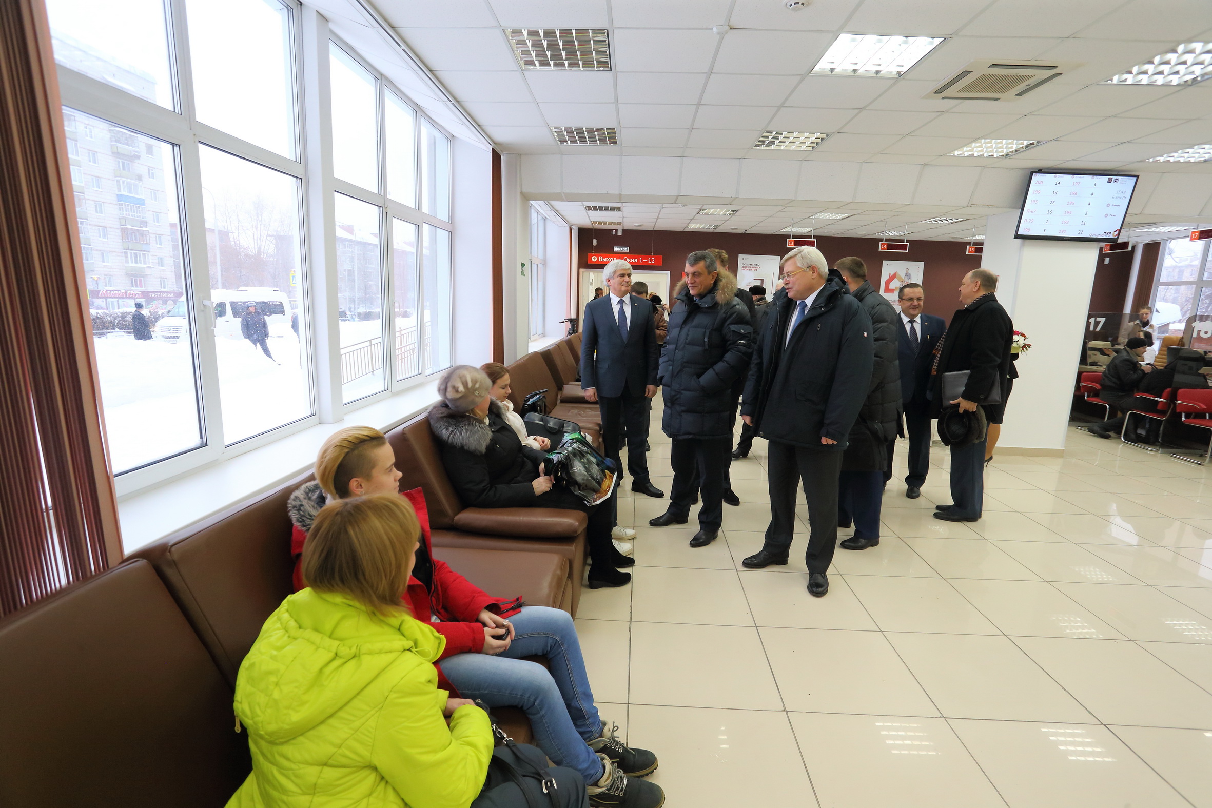 Губернатор провел экскурсию в лучшем российском МФЦ Губернатор провел экскурсию в лучшем российском МФЦ