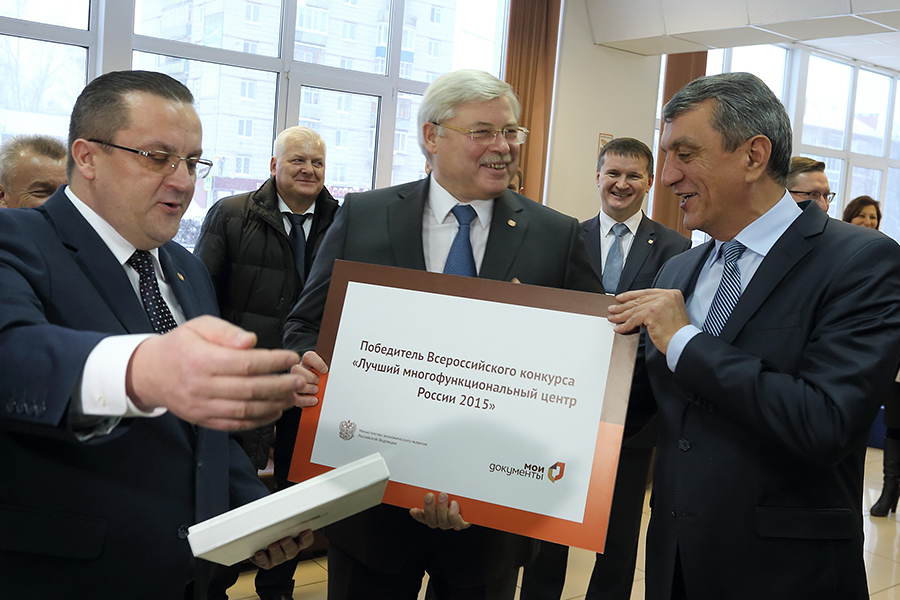 Губернатор провел экскурсию в лучшем российском МФЦ Губернатор провел экскурсию в лучшем российском МФЦ