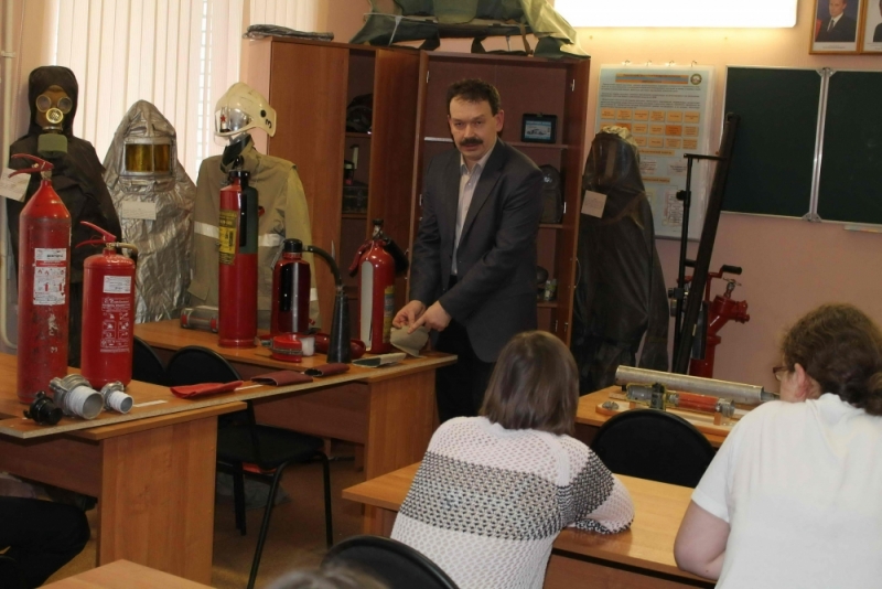 Школьники учатся безопасности Школьники учатся безопасности