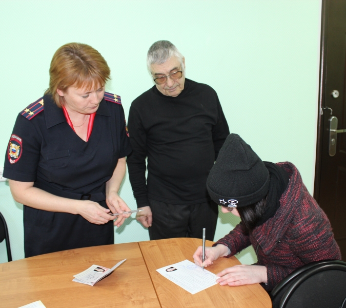 Сотрудники полиции в предверии праздника вручили девушкам паспорта Сотрудники полиции в предверии праздника вручили девушкам паспорта
