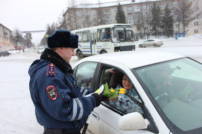 «Цветочный патруль» поздравил северчанок с праздником «Цветочный патруль» поздравил северчанок с праздником