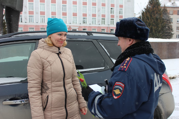 «Цветочный патруль» поздравил северчанок с праздником «Цветочный патруль» поздравил северчанок с праздником