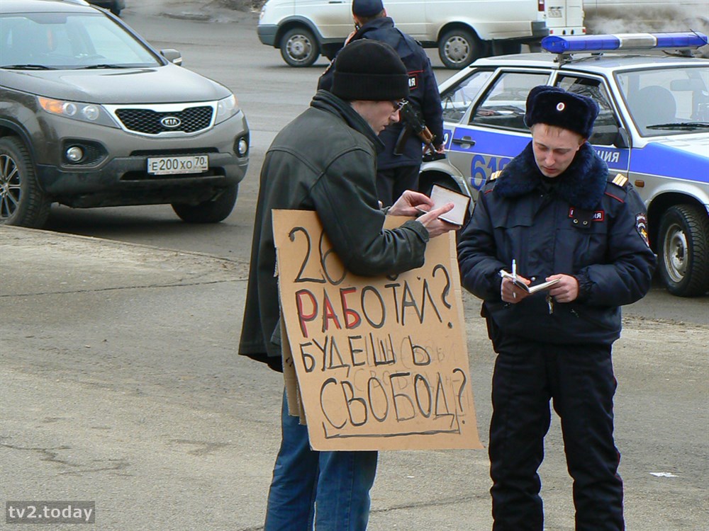 Павел Григорьев вышел на одиночный пикет в поддержку антикоррупционного митинга Павел Григорьев вышел на одиночный пикет в поддержку антикоррупционного митинга