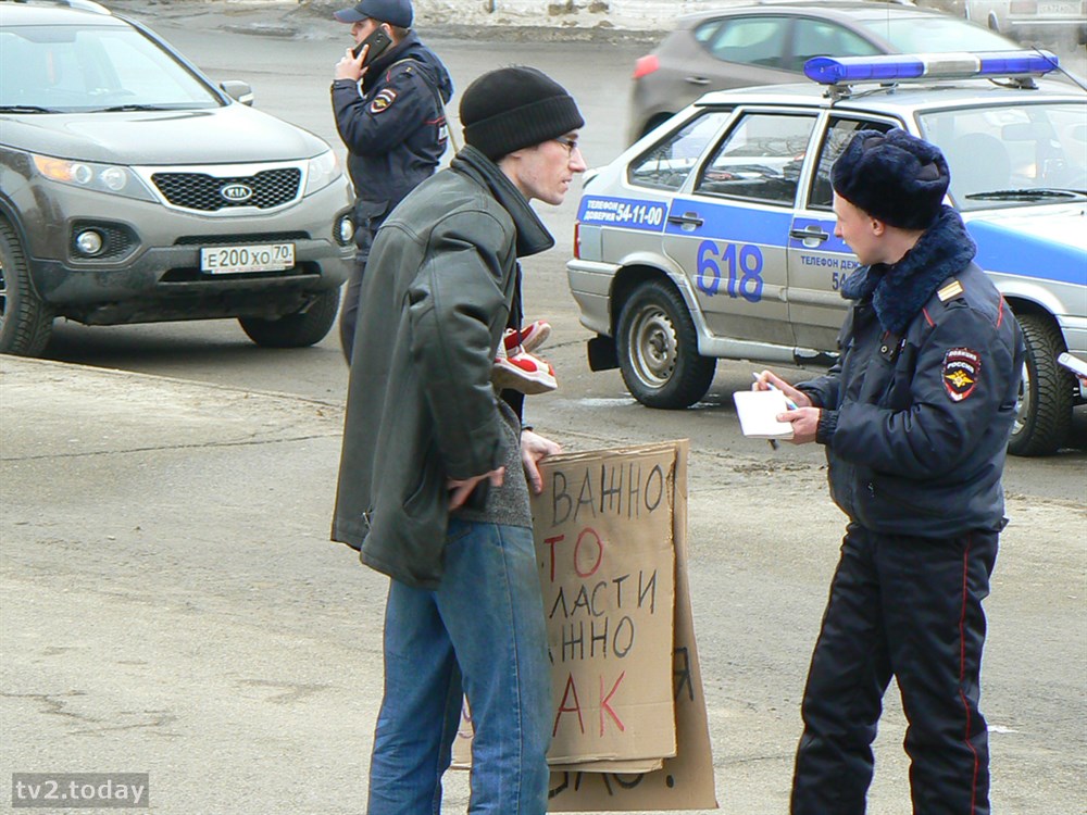 Павел Григорьев вышел на одиночный пикет в поддержку антикоррупционного митинга Павел Григорьев вышел на одиночный пикет в поддержку антикоррупционного митинга
