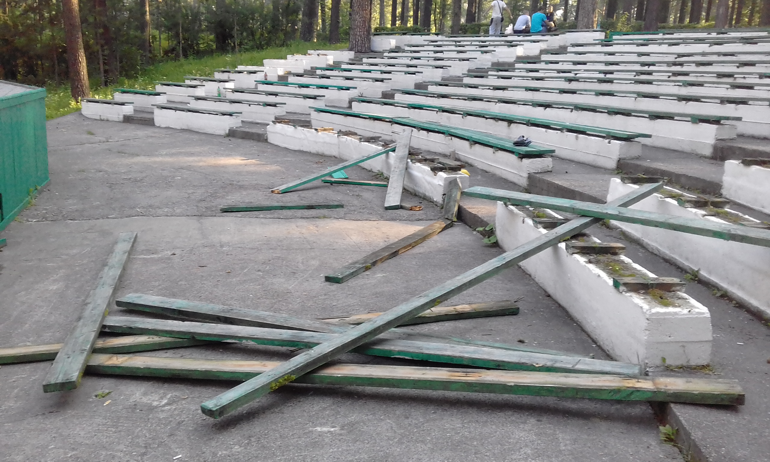 В парке разгромлена летняя эстрада В парке разгромлена летняя эстрада