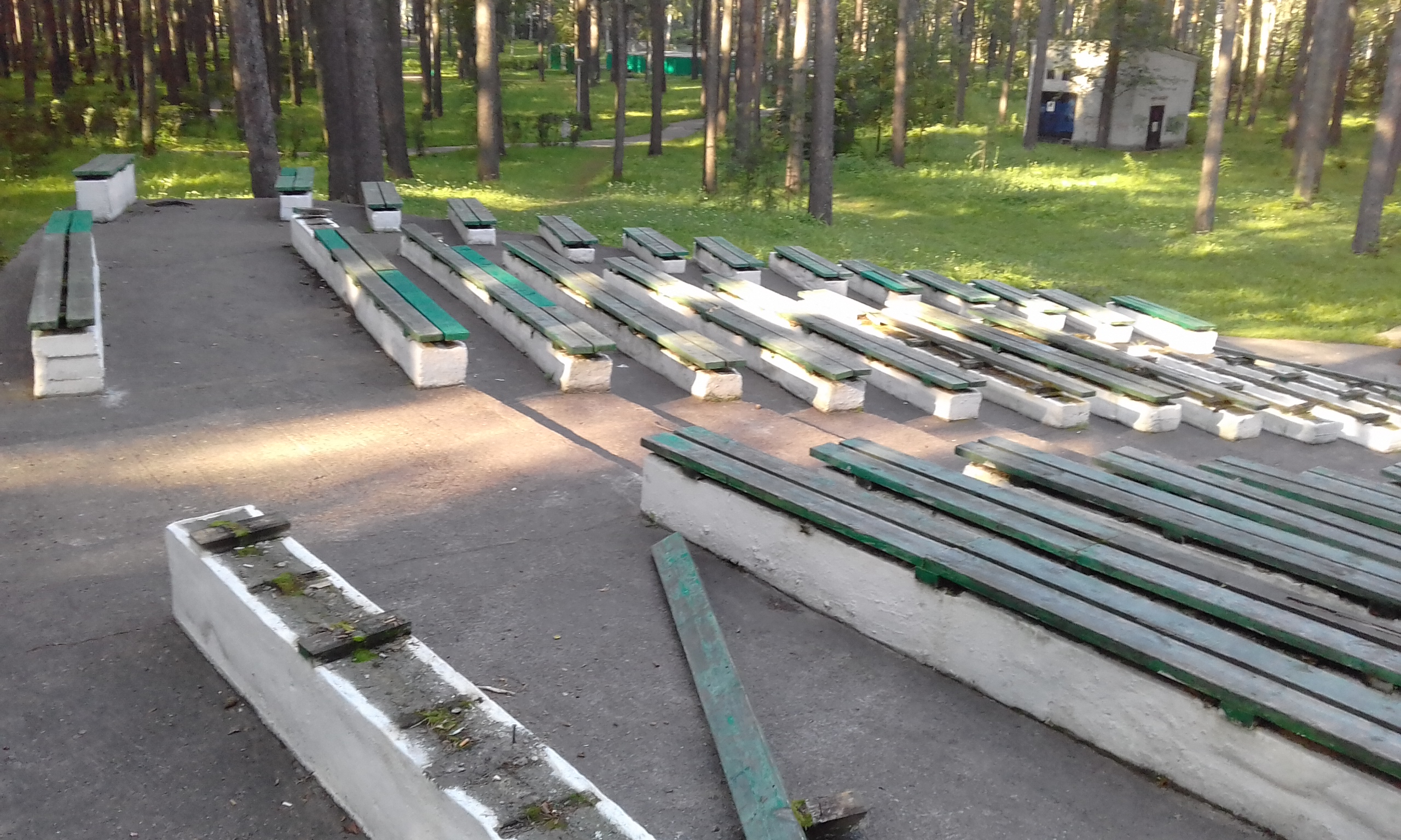 В парке разгромлена летняя эстрада В парке разгромлена летняя эстрада
