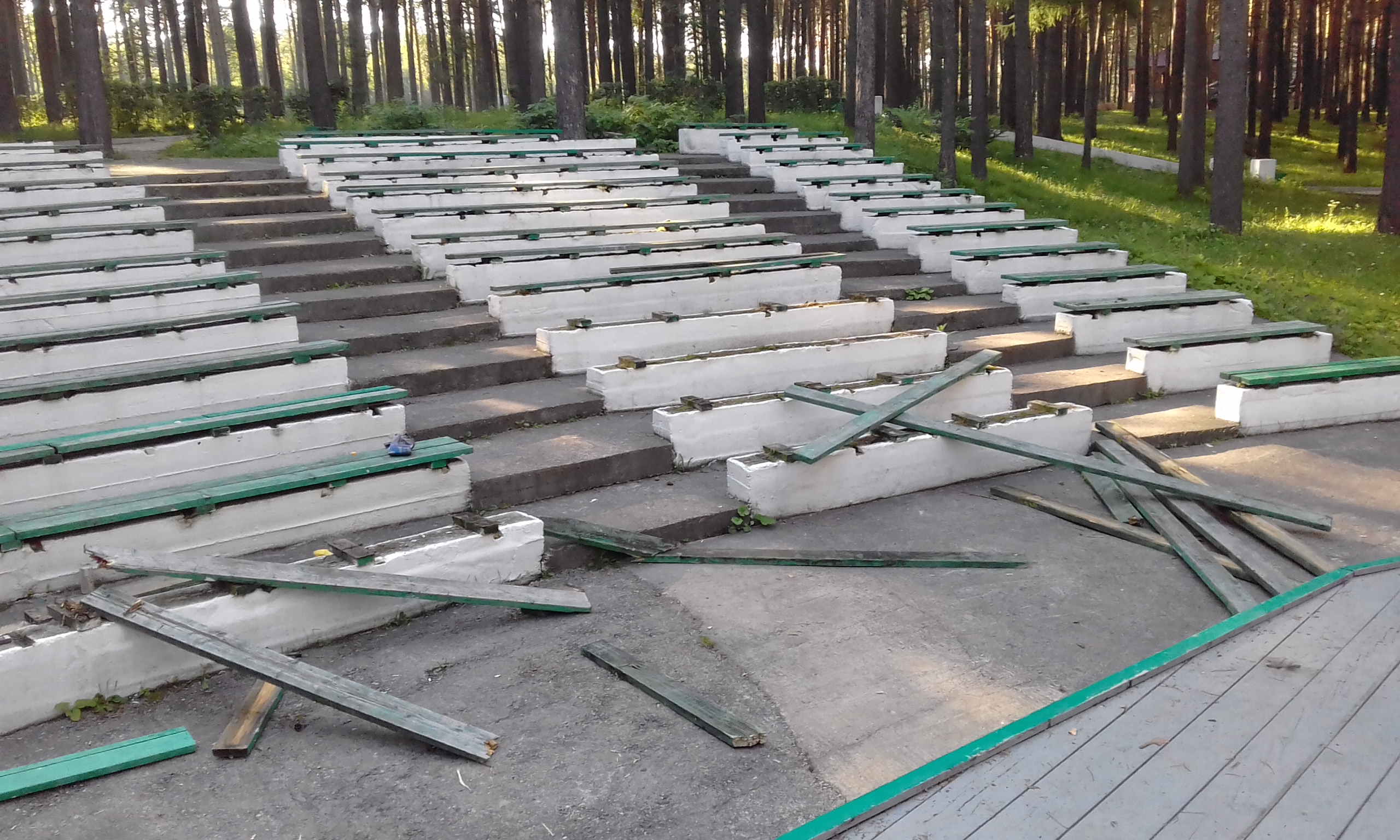 В парке разгромлена летняя эстрада В парке разгромлена летняя эстрада