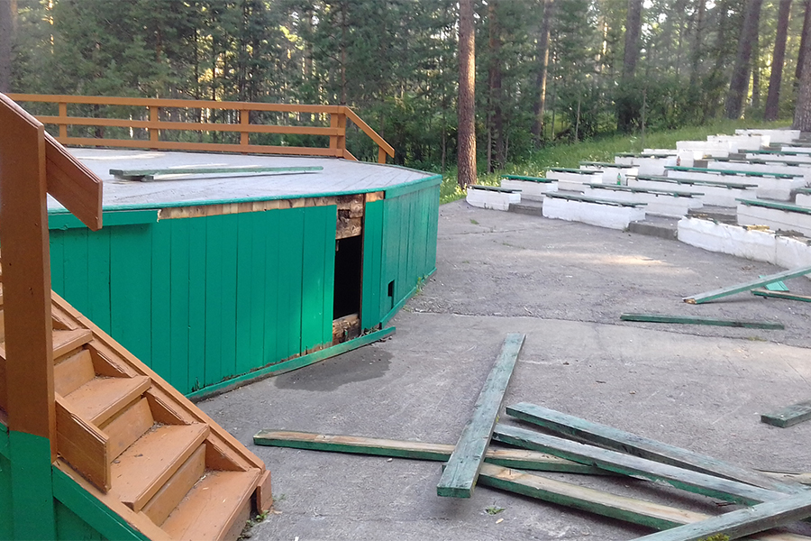 В парке разгромлена летняя эстрада В парке разгромлена летняя эстрада