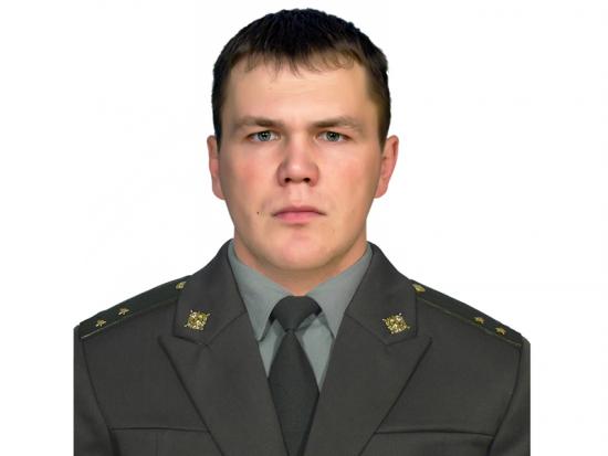 Военнослужащий спас ребенка, падающего из окна дома Военнослужащий спас ребенка, падающего из окна дома