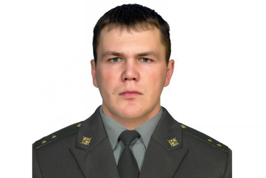 Военнослужащий спас ребенка, падающего из окна дома Военнослужащий спас ребенка, падающего из окна дома