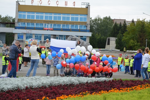 Сегодня флагом мы гордимся - он символ крепости страны Сегодня флагом мы гордимся - он символ крепости страны