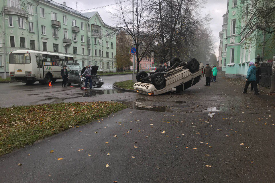В результате ДТП перевернулся автомобиль В результате ДТП перевернулся автомобиль