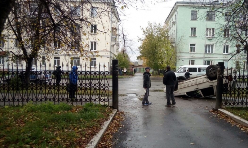 В результате ДТП перевернулся автомобиль В результате ДТП перевернулся автомобиль