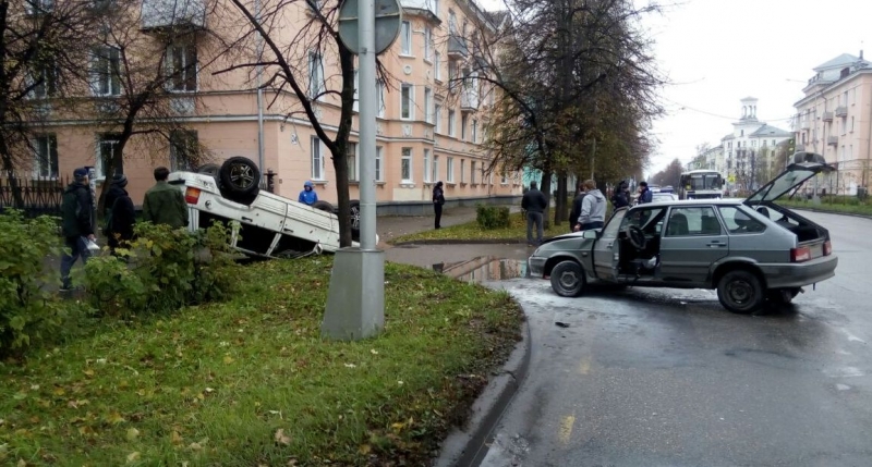 В результате ДТП перевернулся автомобиль В результате ДТП перевернулся автомобиль