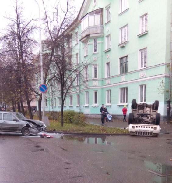 В результате ДТП перевернулся автомобиль В результате ДТП перевернулся автомобиль